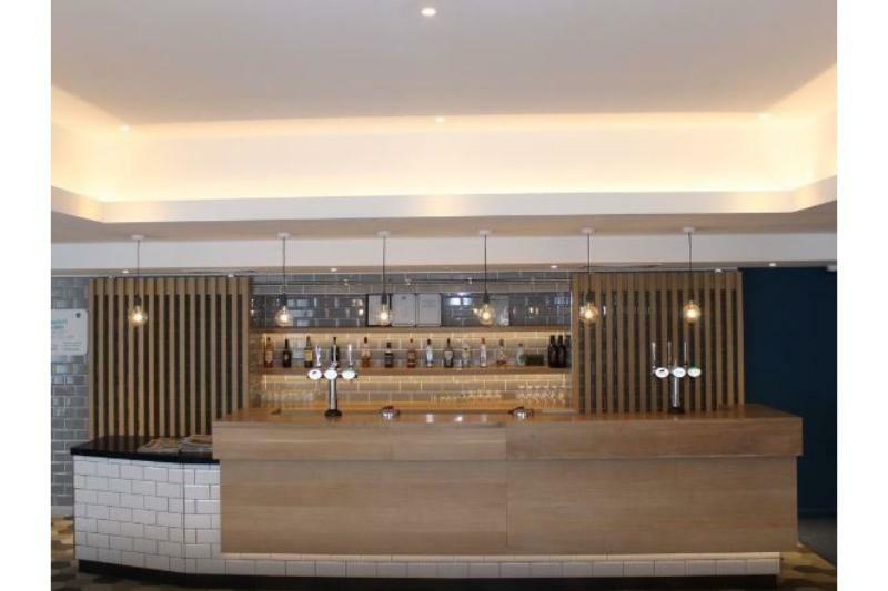 Holiday Inn Express Oxford Kassam Stadium By Ihg Extérieur photo