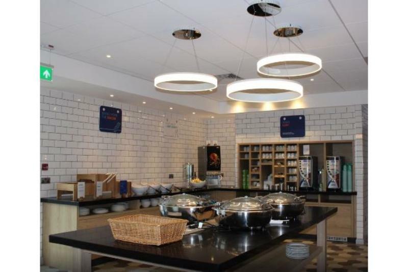 Holiday Inn Express Oxford Kassam Stadium By Ihg Extérieur photo